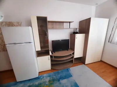 zonă tv și dulapuri garsonieră închiriere Sector 3 București